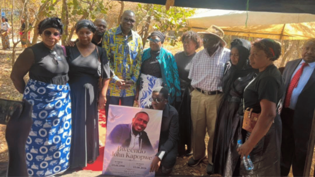 Permanent Secretary Thabo Kawana and Ministry of Information and Media staff at the burial of Registry Clerk Bweendo Kapopwe