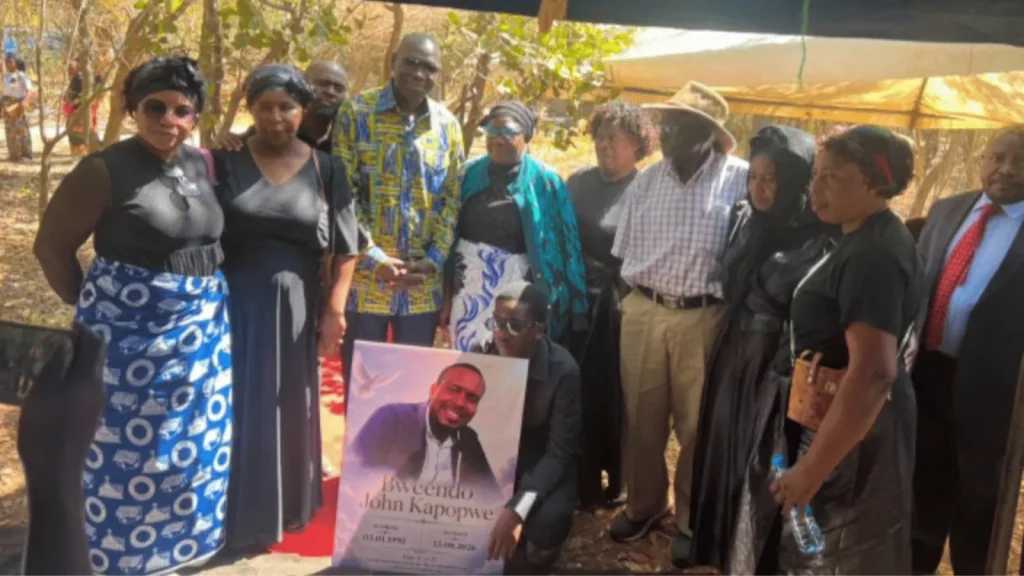 Permanent Secretary Thabo Kawana and Ministry of Information and Media staff at the burial of Registry Clerk Bweendo Kapopwe