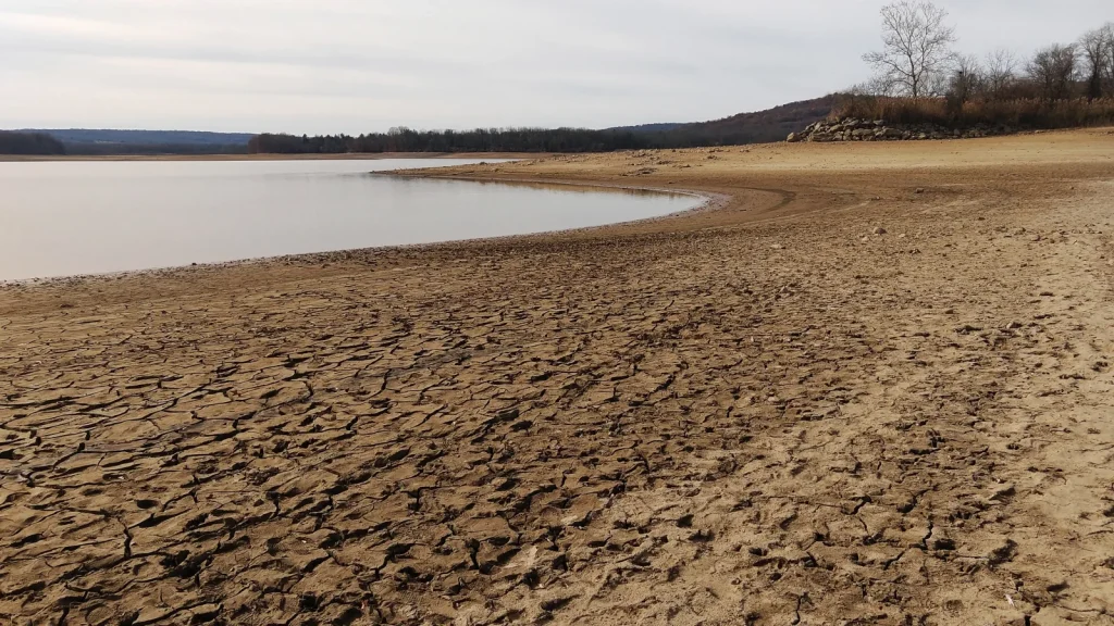 Cracked, dry reservoir bed illustrating drought conditions linked to a strong El Nino event